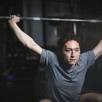 バーベルを頭上に持ち上げる男性の写真