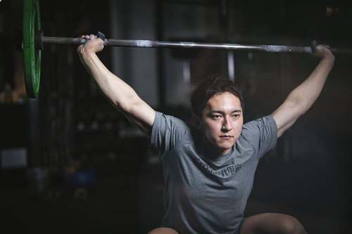 バーベルを頭上に持ち上げる男性の写真