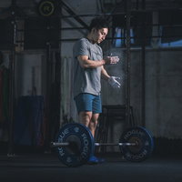 滑り止めをつけてバーベルを持ち上げる男性の写真