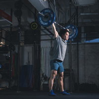 重量挙げする社長のバーベルトレーニングの写真