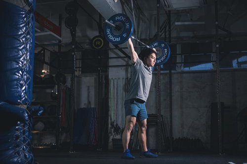 重量挙げする社長のバーベルトレーニング