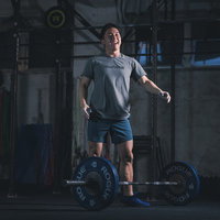 ウエイトリフティングのセット数をクリアして笑顔を見せる男性の写真