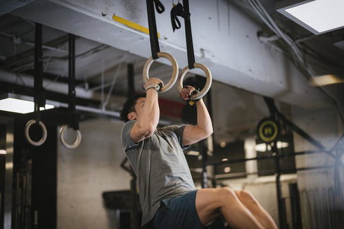 ジムでつり輪を使った上半身の筋トレーニング
