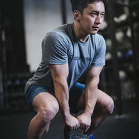 ケトルベルを使ったトレーニングで下半身を鍛える男性の写真