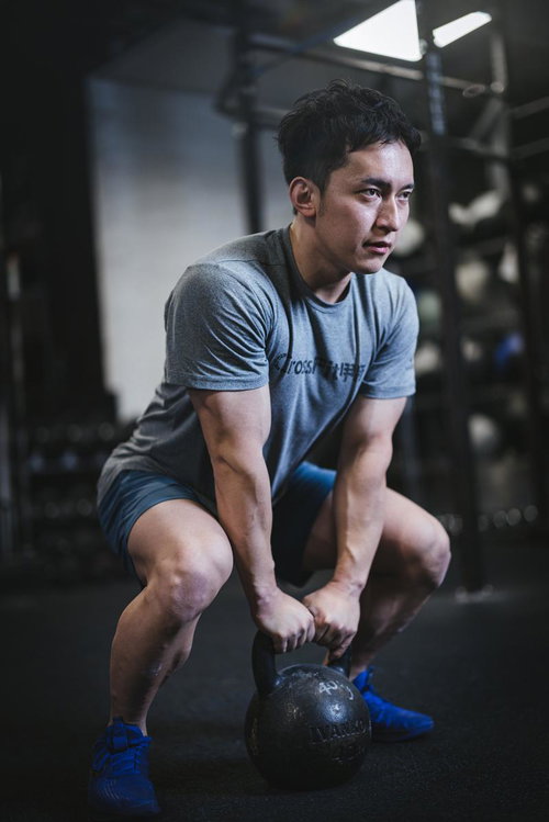 ケトルベルを使ったトレーニングで下半身を鍛える男性