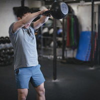 ケトルベルでフィットネスを極める男性のトレーニング風景の写真