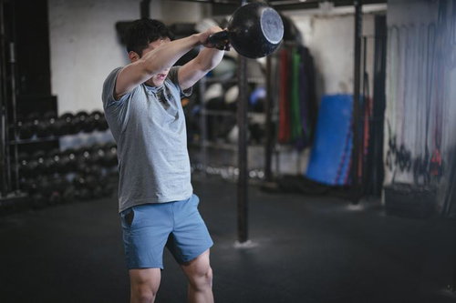 ケトルベルでフィットネスを極める男性のトレーニング風景