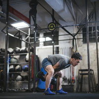 ダンベルでフィジカルを向上させるトレーニング中の男性の写真