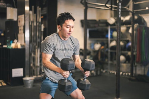 クロスフィットジムでデビルプレスのトレーニングをするマッスル男子