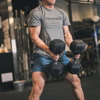 フィジカルの極みダンベルトレーニング、ジムでの鍛錬の写真