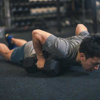 ダンベルを持って腕立て伏せの姿勢になる（デビルプレス）の写真