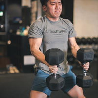 ダンベルトレーニングで無敵の体を手に入れる男性の写真