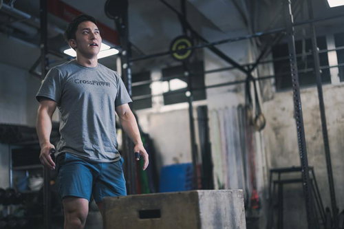 ジムで過酷なトレーニングを行い疲労困憊する男性