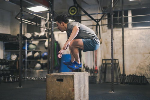 ボックスジャンプで行うファンクショナルトレーニングを繰り返す男性