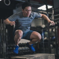 ジムでボックスステップジャンプオーバーをする男性の写真