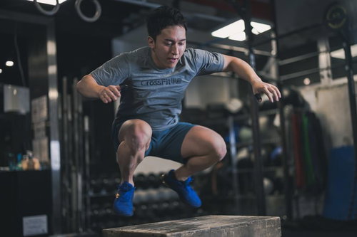 ジムでボックスステップジャンプオーバーをする男性