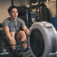 ローイングマシンで筋トレに取り組む男性のジムトレーニングの写真