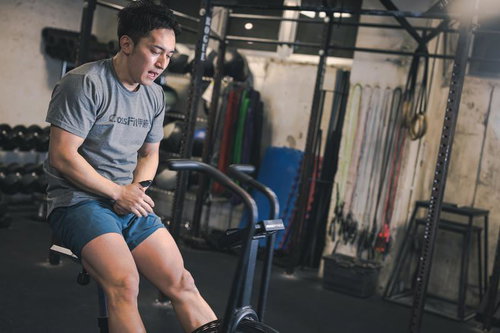 クロストレーナーで有酸素運動に取り組む男性