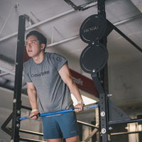 鉄棒で筋トレとワークアウトする男性の懸垂トレーニングの写真