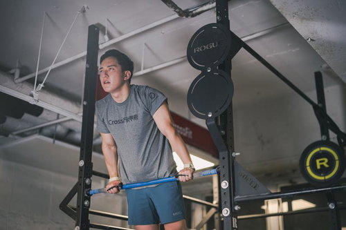 鉄棒で筋トレとワークアウトする男性の懸垂トレーニング