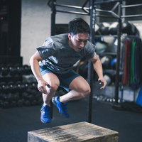 ボックスステップジャンプオーバーを繰り返す男性トレーニングの写真