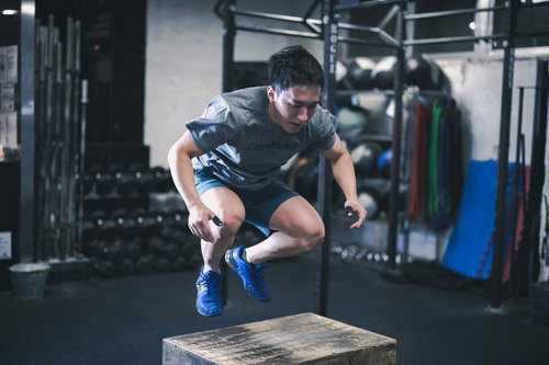 ボックスステップジャンプオーバーを繰り返す男性トレーニング