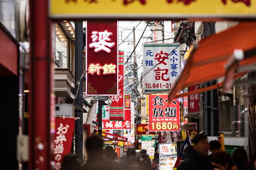 横浜中華街の飯店看板が連なる賑わう通りの風景