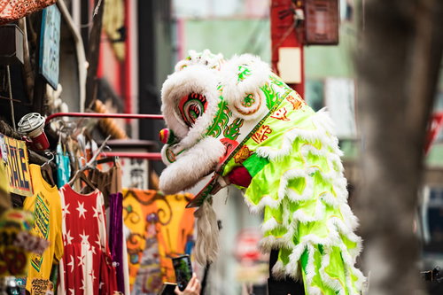中国旧正月（春節）に獅子が舞う横浜中華街の採青