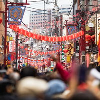 春節で賑わう横浜中華街の人混みと赤い提灯の写真