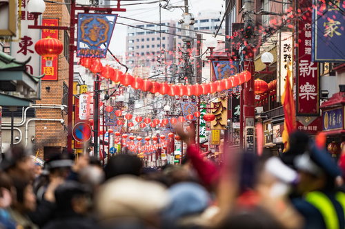 春節で賑わう横浜中華街の人混みと赤い提灯