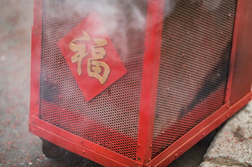 煙が漂う春節の爆竹、横浜中華街の新春風景