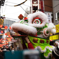 横浜中華街の採青で練り歩く白と赤の獅子舞の写真