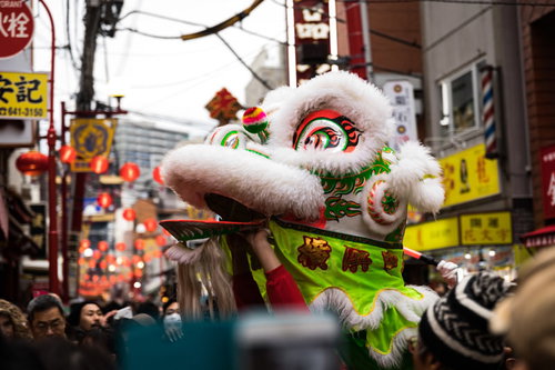 横浜中華街の採青で練り歩く白と赤の獅子舞