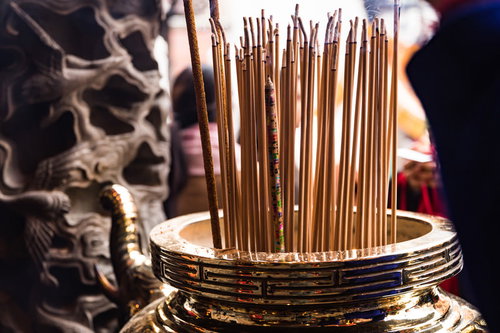 香炉に立てられた線香