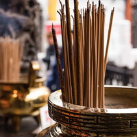 香炉に供えられた線香のの写真