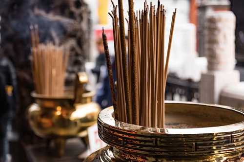 香炉に供えられた線香の