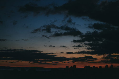 朝焼けに染まる埠頭の桟橋とシルエット