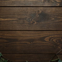 テロップを入れやすい木目テーブルに這うツタの写真