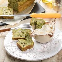 クリームチーズと春菊のケークサレをお皿に盛り付けの写真