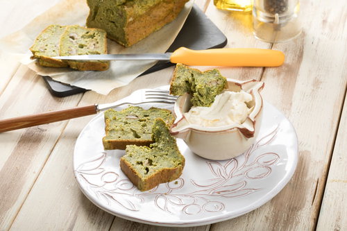 クリームチーズと春菊のケークサレをお皿に盛り付け