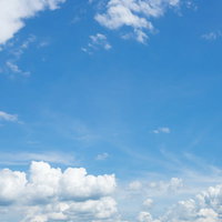 雲が出てきた晴れ日の青空と白い雲の写真