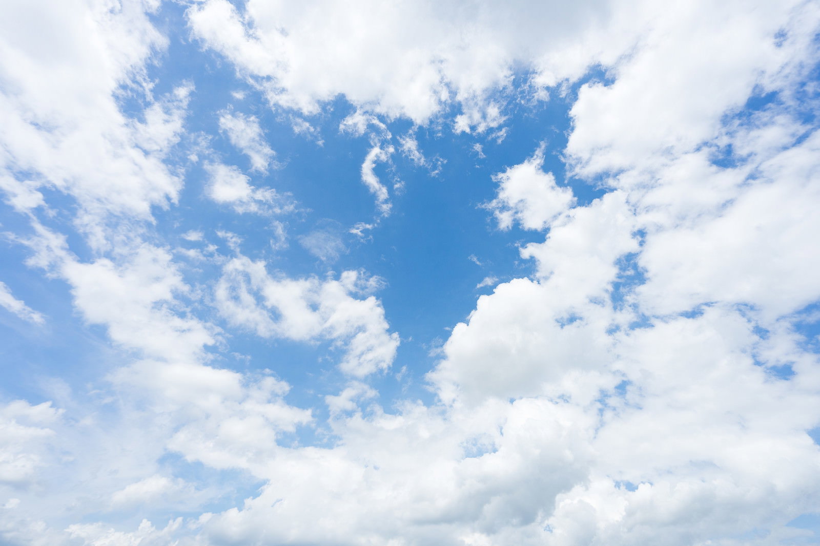 晴れた日の青空と白い雲