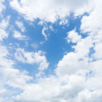 晴れた日の青空と白い雲が広がる空の写真