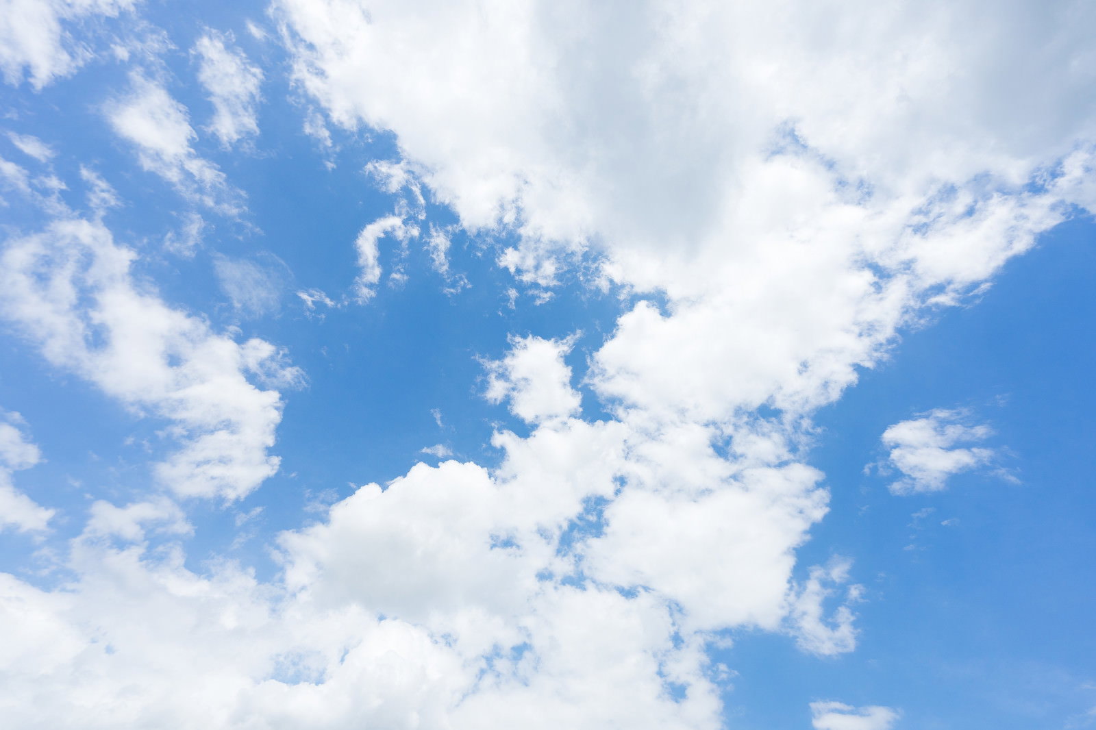 青い空に白い雲が浮かんでいる爽やかな風景