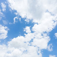 青い空に浮かぶ白い雲と晴れ渡った風景と積雲の写真