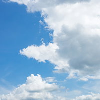 晴れ時々くもり、青空に浮かぶ白い雲と積雲の写真