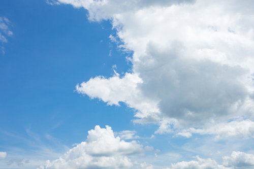 晴れ時々くもり、青空に浮かぶ白い雲と積雲