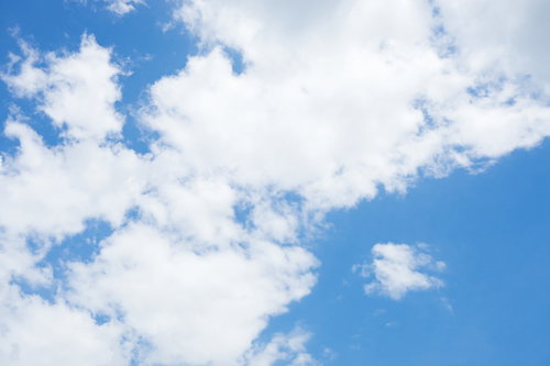 夏の青空に積雲が広がる晴れの空