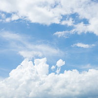 空全体の雲量が8割までは晴れ、青空に浮かぶ白い雲の写真