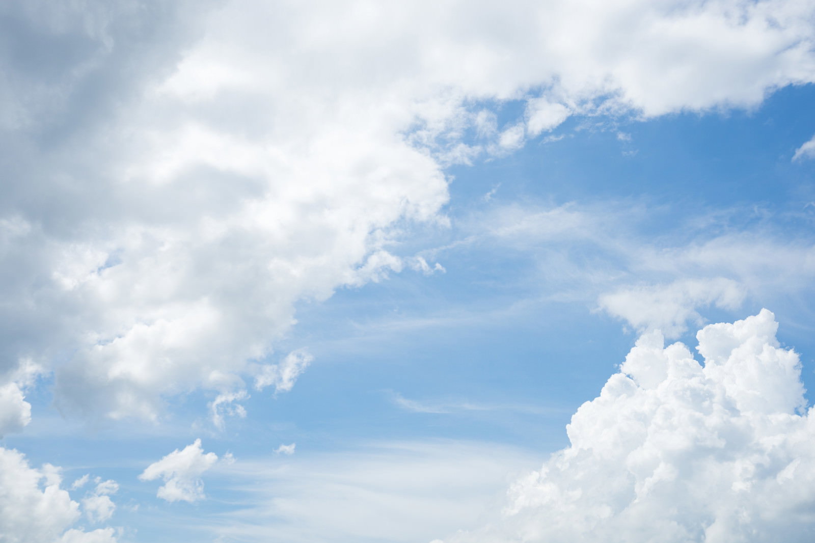 青空に大きな白い雲が浮かんでいる爽やかな空の風景